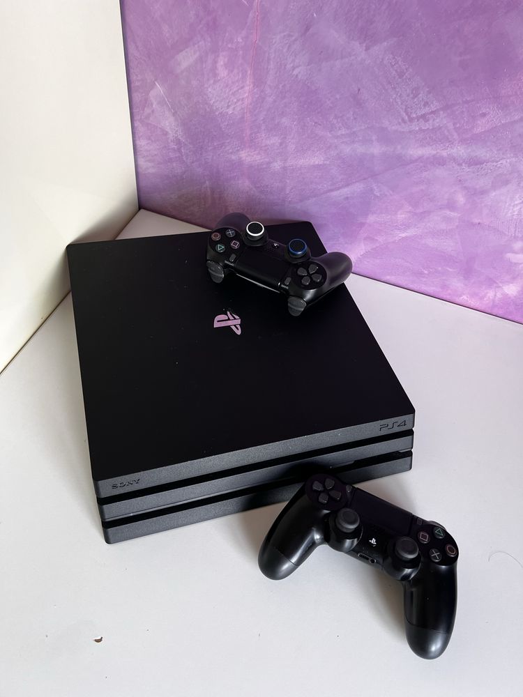 PlayStation 4 Pro 1TB 2 джойстика