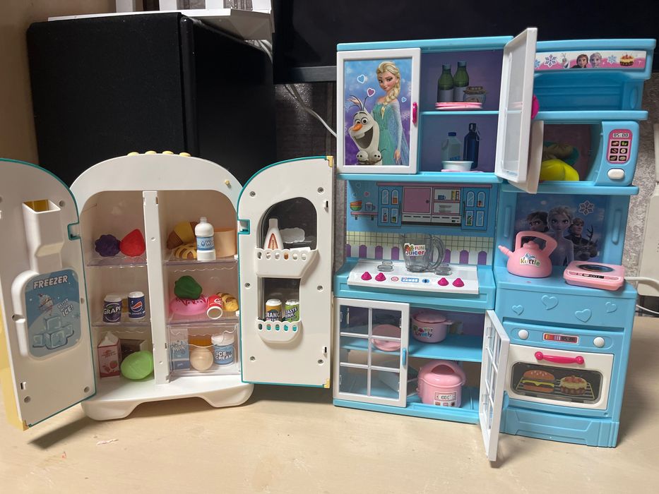 Продам игрушки кухня музыкальная и холодильник