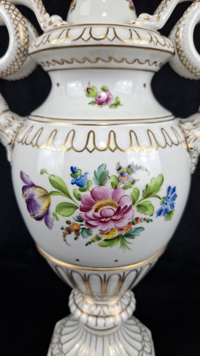 Ваза - Dresden, Carl Thieme Potschappel

Порцеланова ваза