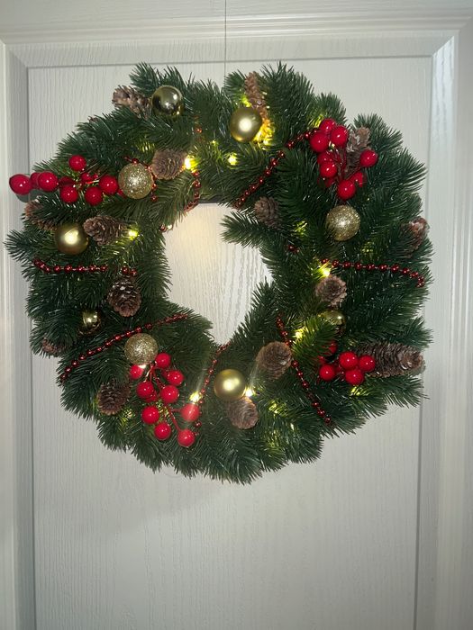 Коледен венец, изработен на ръка