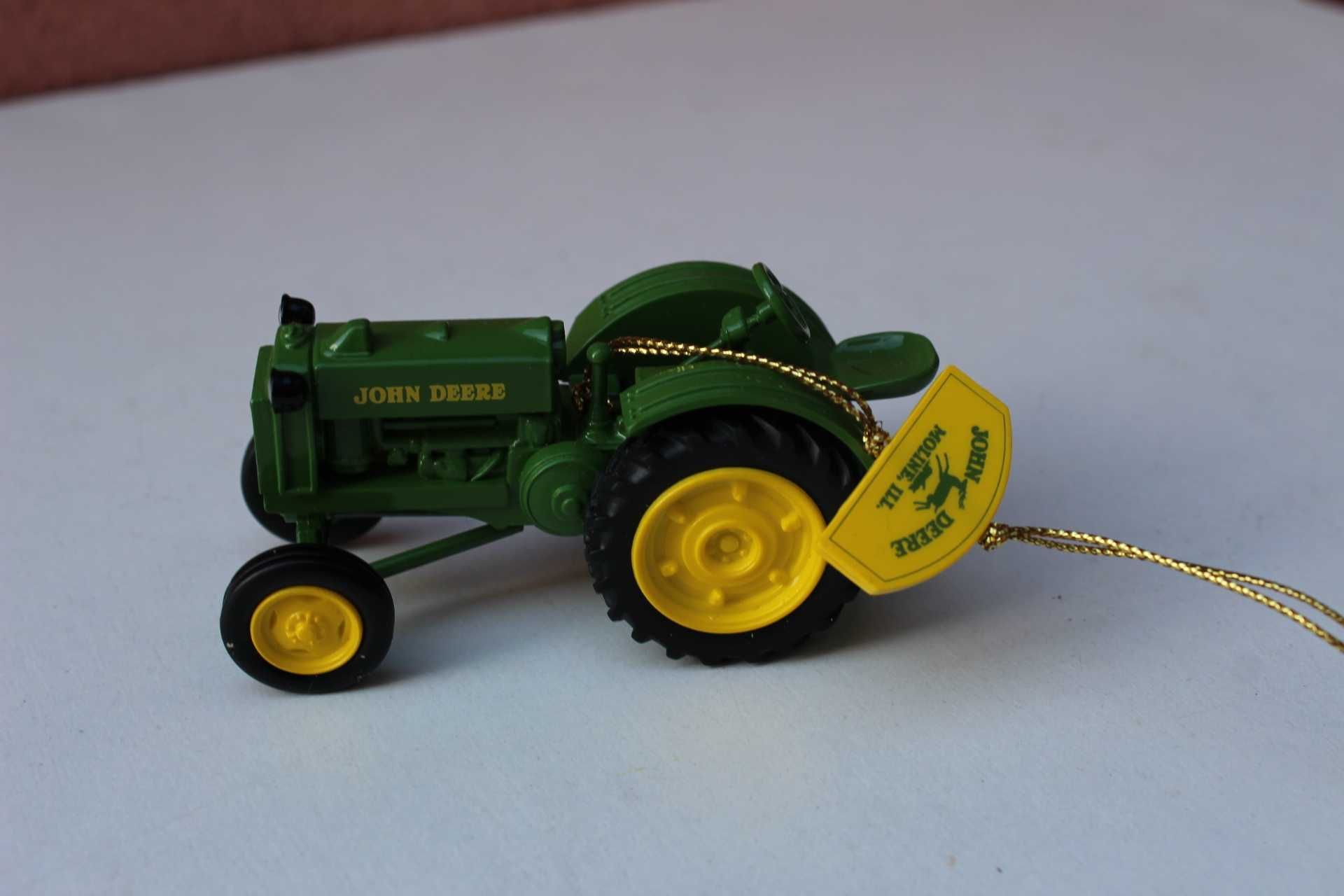 Set 2 decoratiuni de colectie JOHN DEERE, piese f rare, NOI in cutie