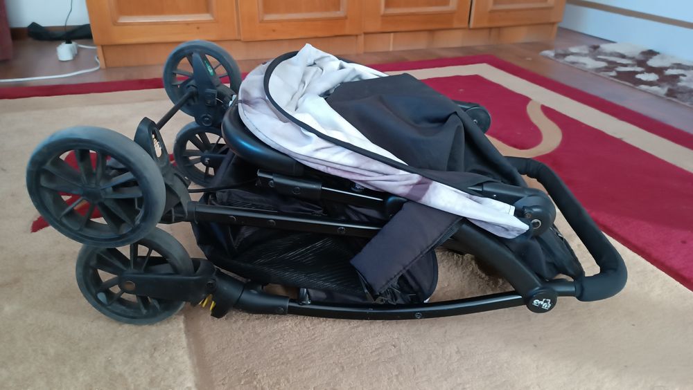 De vânzare cărucior sport foarte ușor și practic