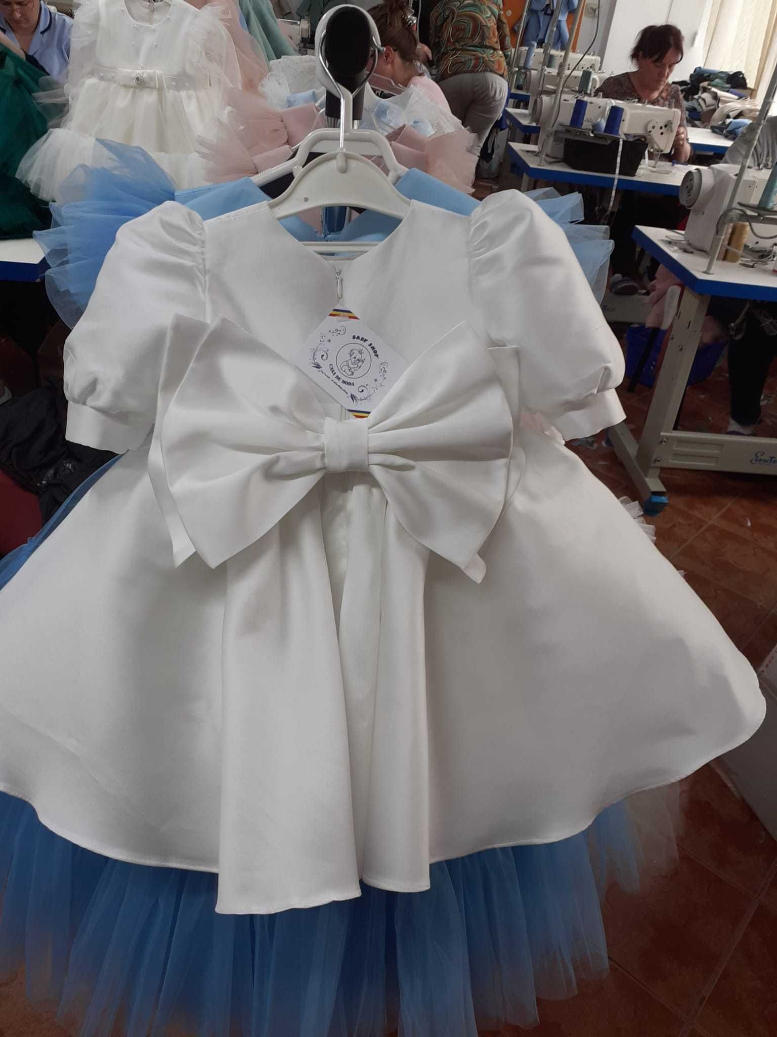 Vând rochie albă de
mireasă mică/fetiță cu flori + accesoriu de păr