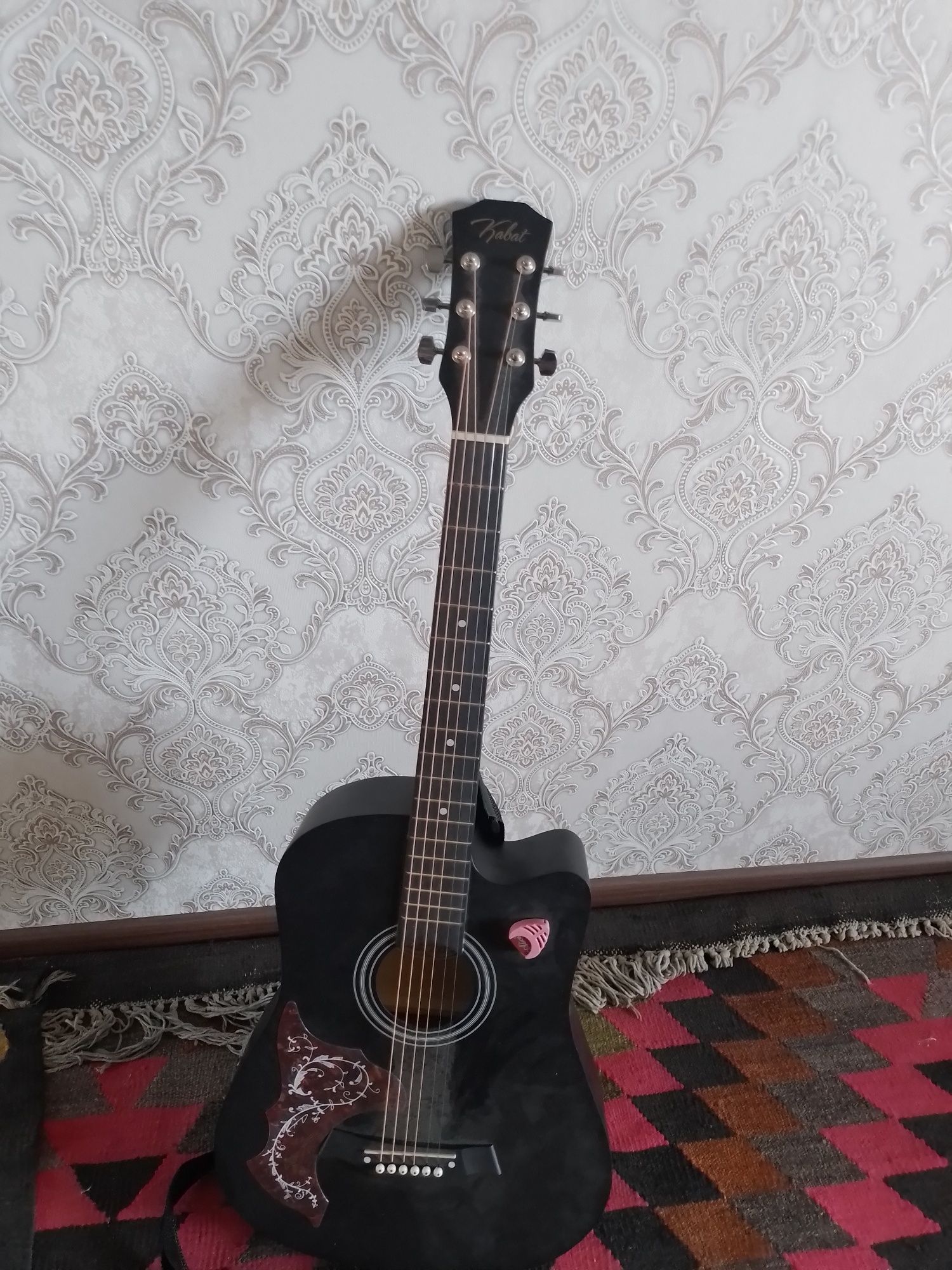Gitara va stabilizator sotiladi xali pashte yangi 1 oy buldi olganimga