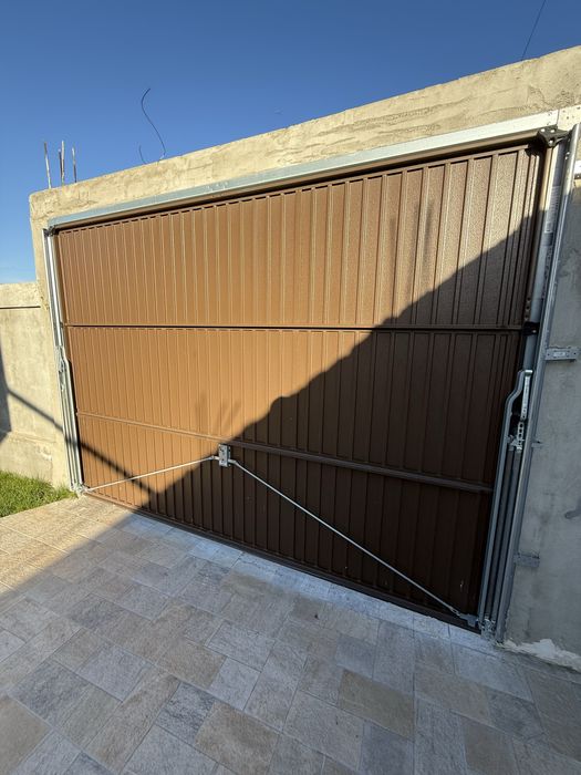 Poartă metalică pentru garaj