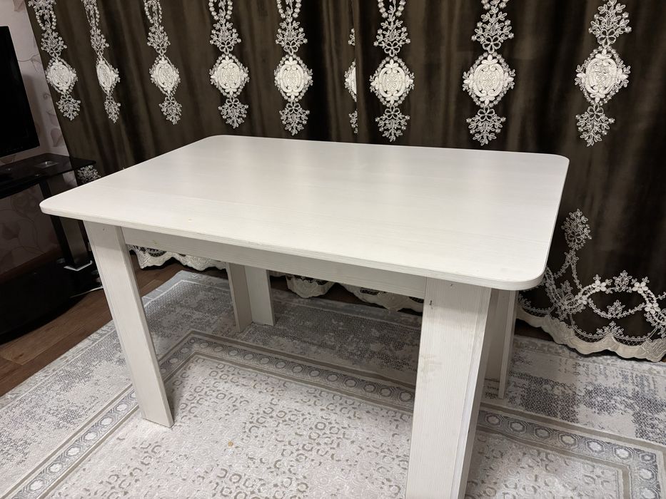 Отдаю даром кухонный стол 6 стульями и комод.