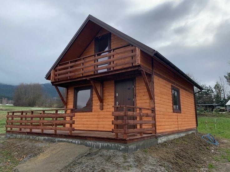 Construim cabane și case tip A 
Câteva din avantajele caselor din lemn