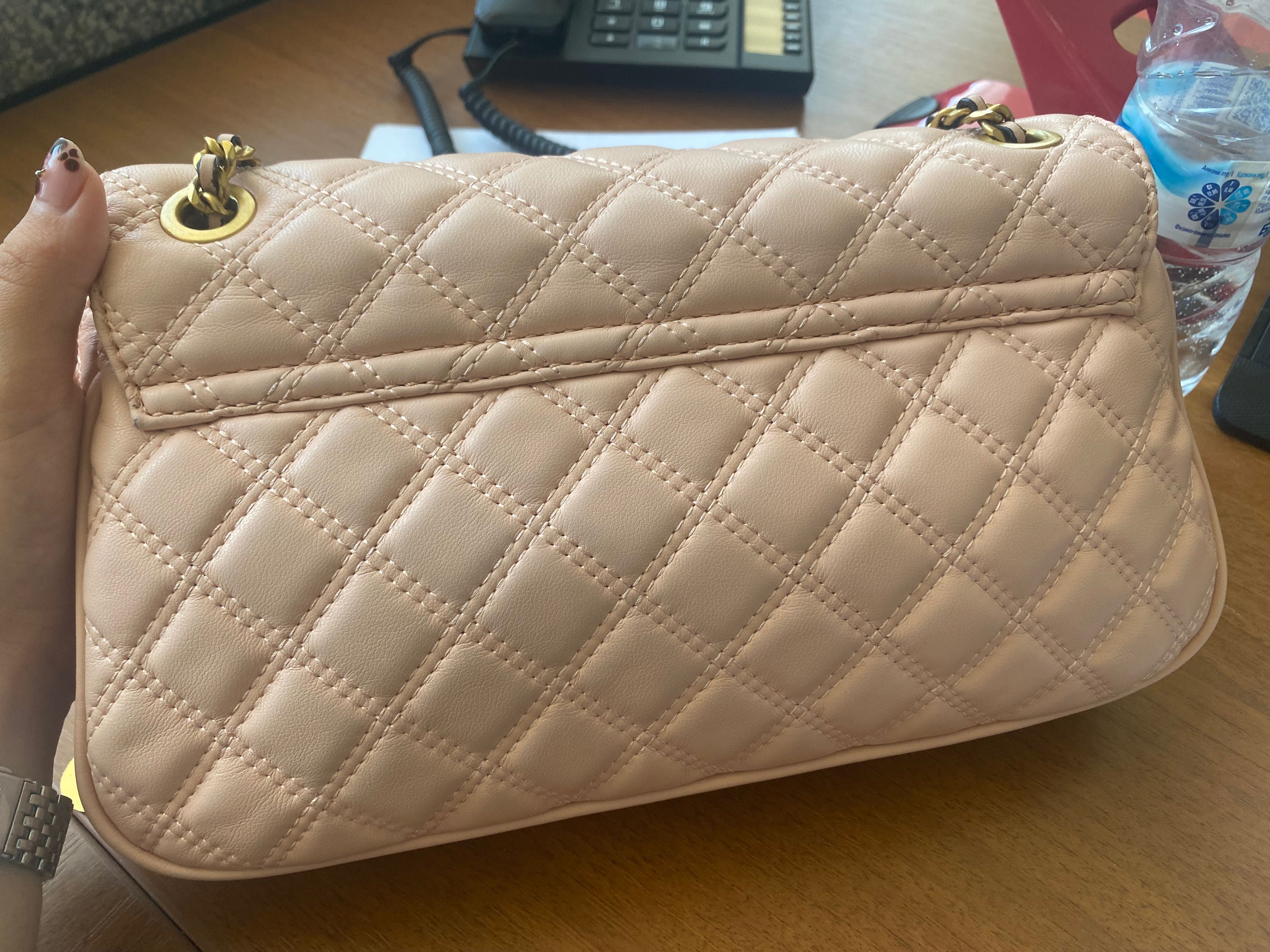 Чанта  на  Guess