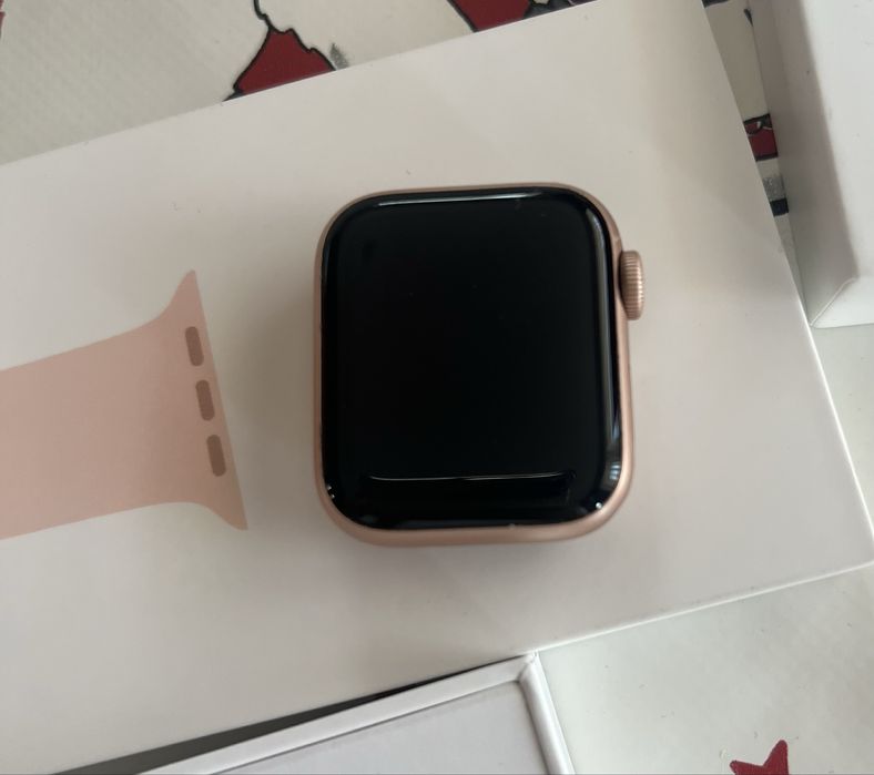 Apple Iwach SE 40mm gold aluminum Case Pink Sand Sport Band.