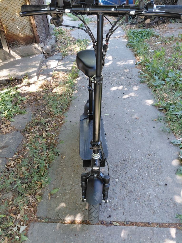 Vând trotineta electrică