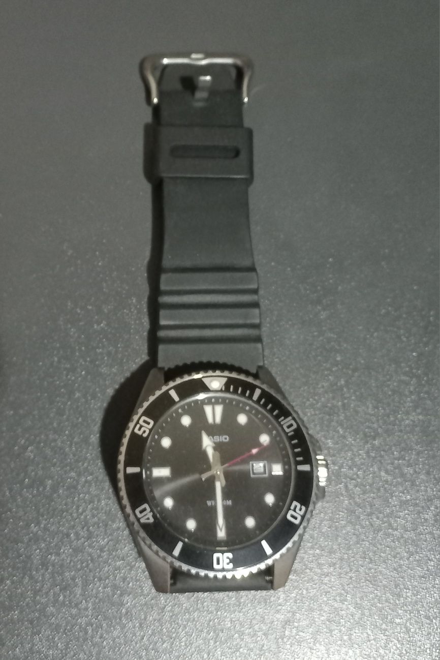 Запазен черен часовник casio
