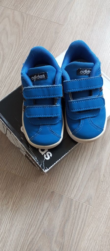 Маратонки Adidas номер 22