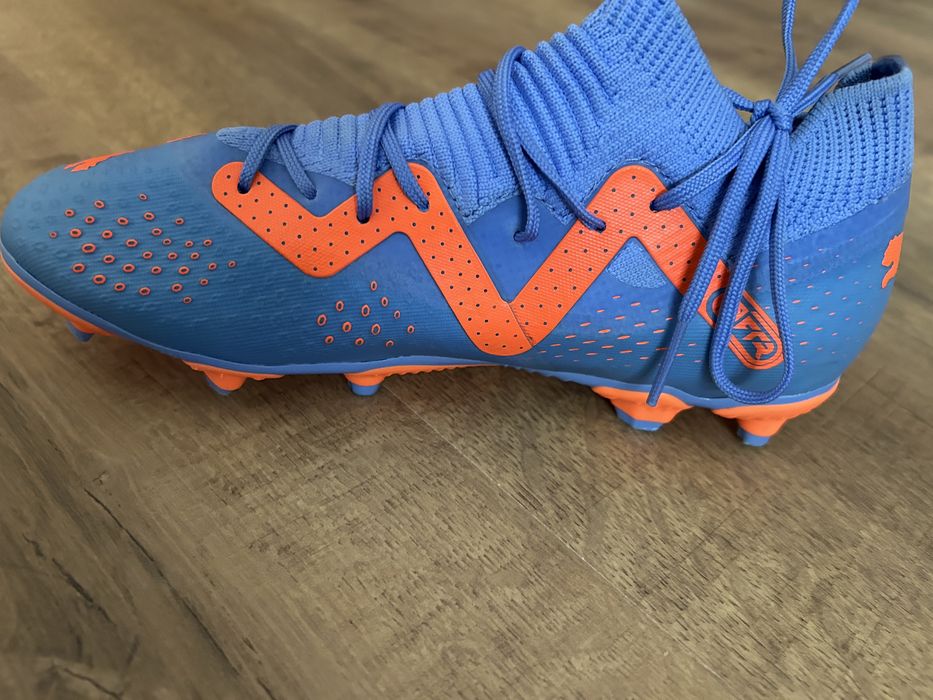 Vând ghete fotbal puma future