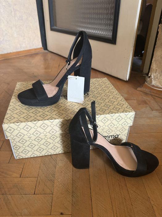 Велурени сандали на висок ток