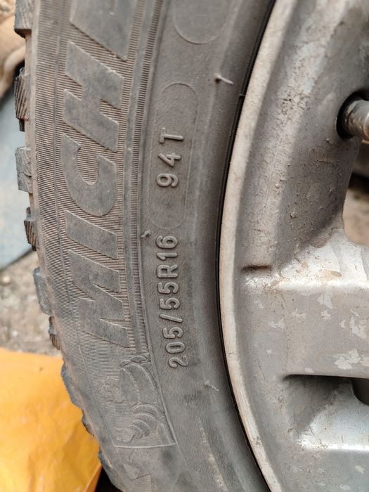 Продам три зимних шины на дисках