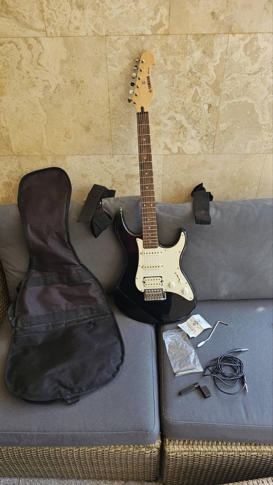 Продавам електрическа китара Yamaha EG 112 - Отлично състояние!