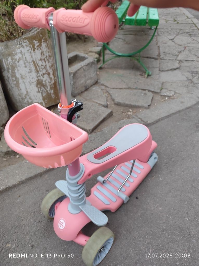 Детска тротинетка с три колела и седалка Makani BonBon 3в1 Pink