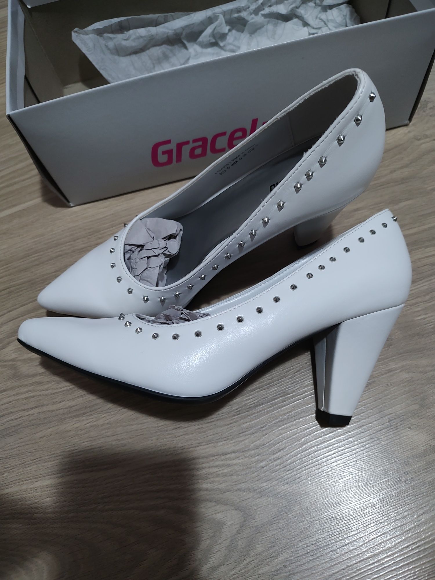 Vând pantofi Graceland