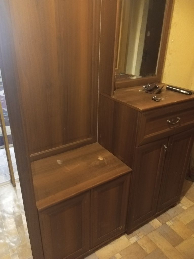 Продам стенку и прихожую