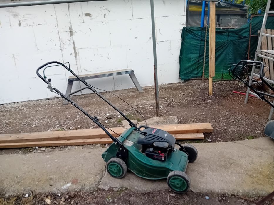 Vînd mașină de tuns iarba și 4 roți