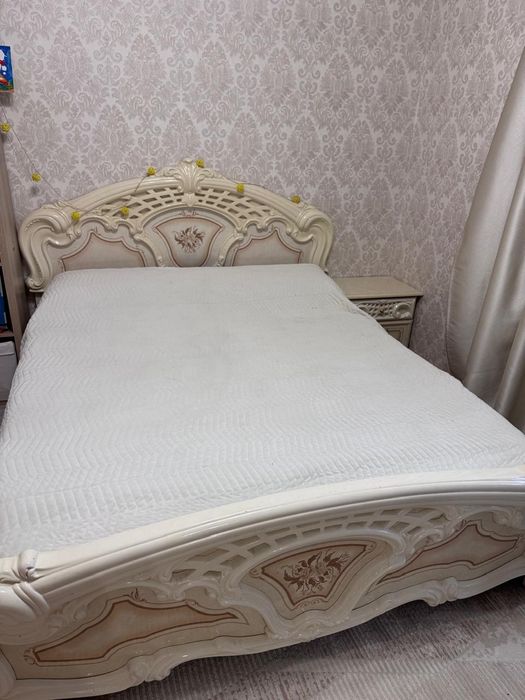 Продам кровать, комод и две тумбы