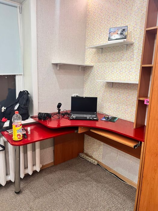 торг,угловой красный стол,продам срочно угловой стол