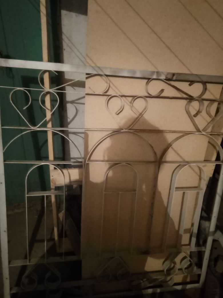 Продам металлическую решётку на окно б/у
