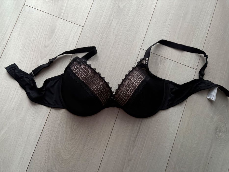 Sutien negru cu model, marimea 85D