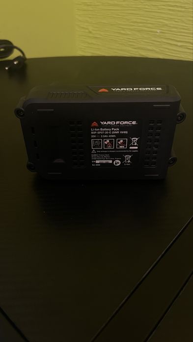 Продавам зарядни и батерии на YARD FORCE