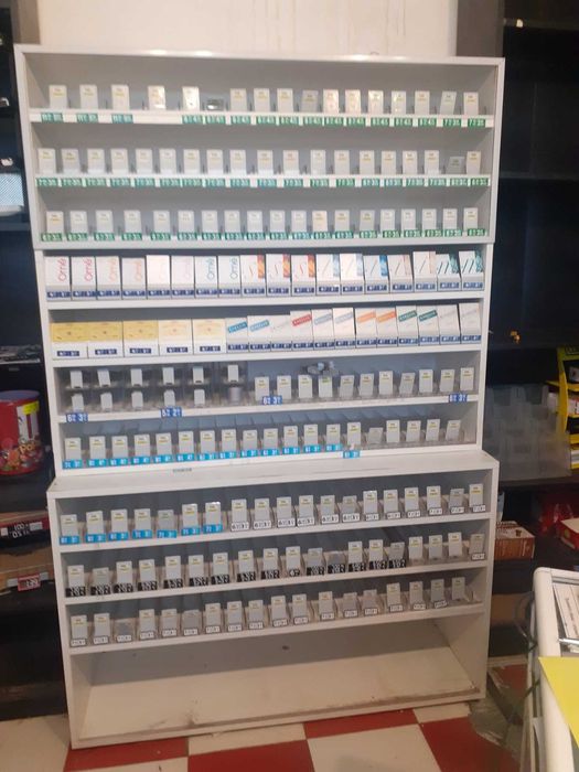 стелажи и витрини от магазин