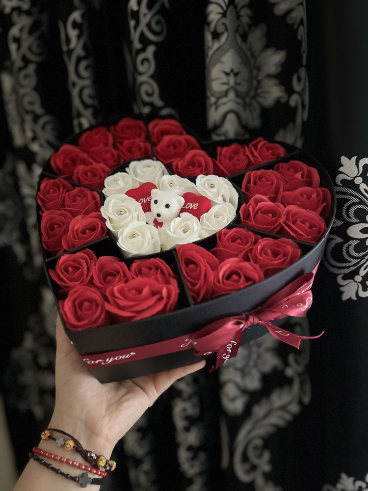 Cutia in forma de inima cu trandafiri