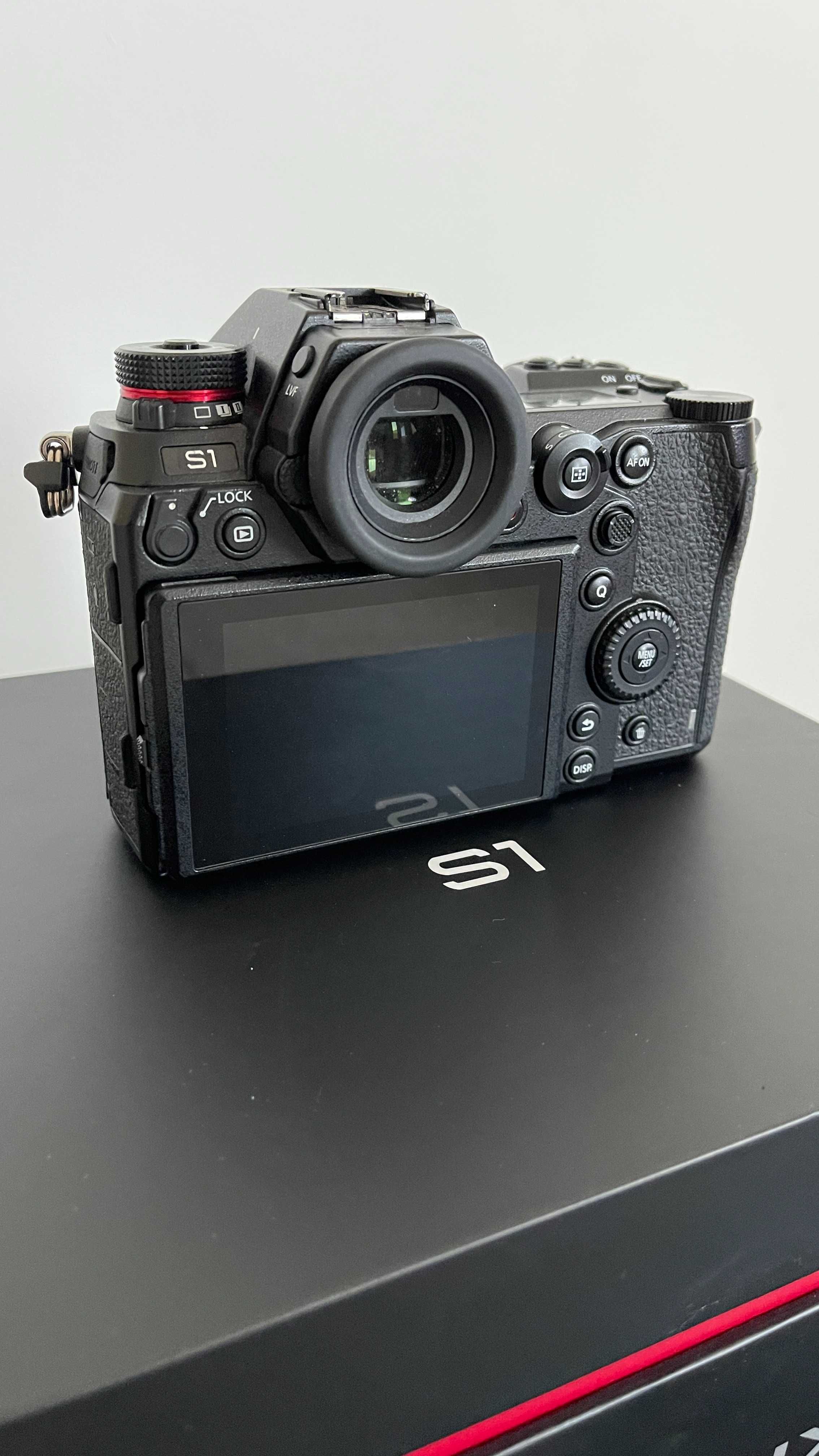 Panasonic S1 - V Log instalat, adaptor pentru lentile Canon inclus