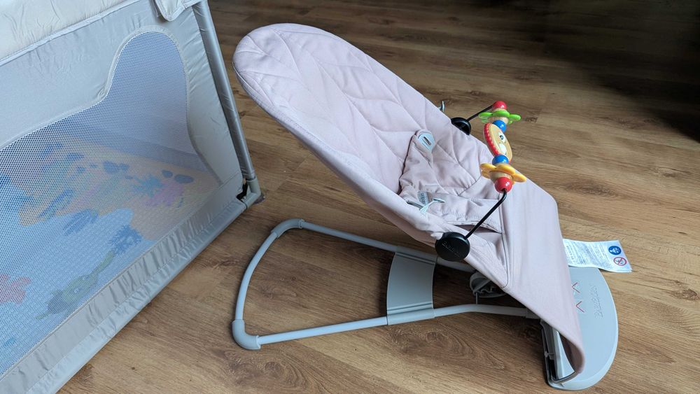 Balansoar BabyBjorn Bliss Petal Quilt, Dusty Pink + jucarie BabyBjorn