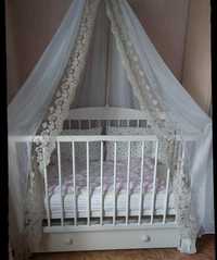 Почти новая Кроватка  для новорожденных с матрасом