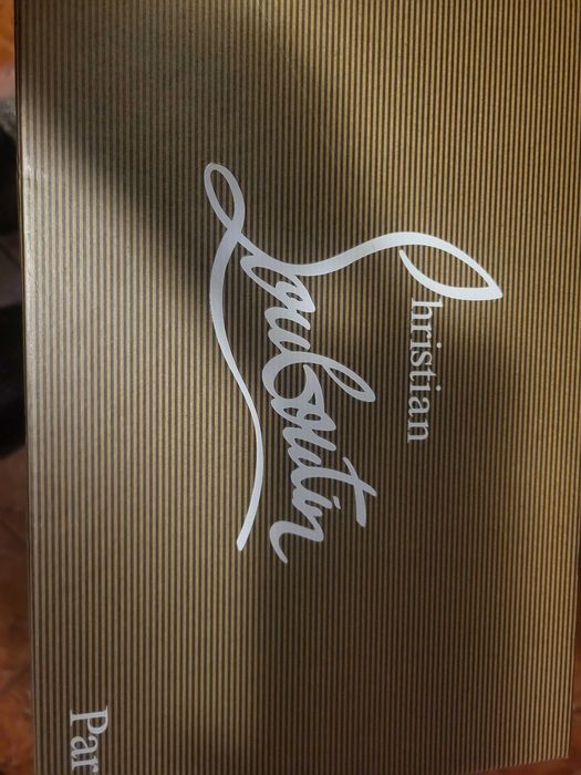 VAND Pantofi Christian Louboutin- negri nr 38 piele lacuita- 600 ron