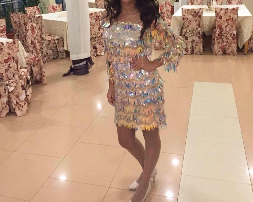 Официална рокля с хамелеонски елементи