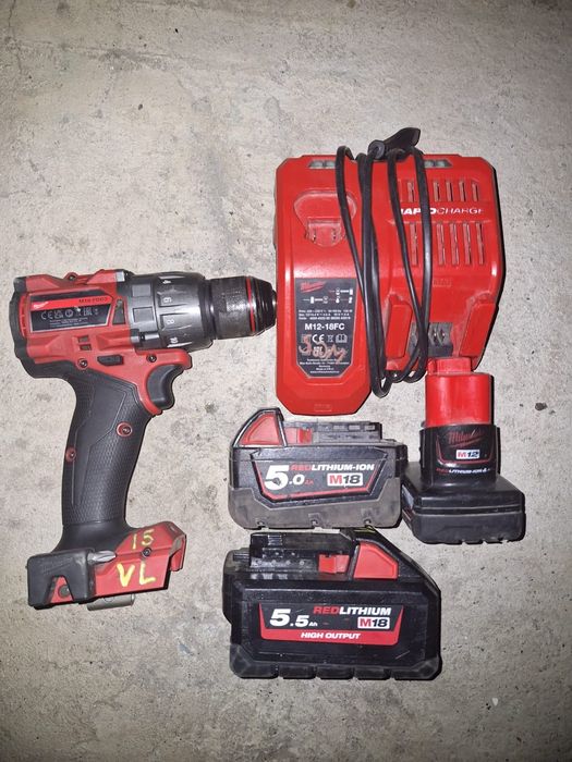 Set scule Milwaukee – bormașină cu acumulatori + încărcător
