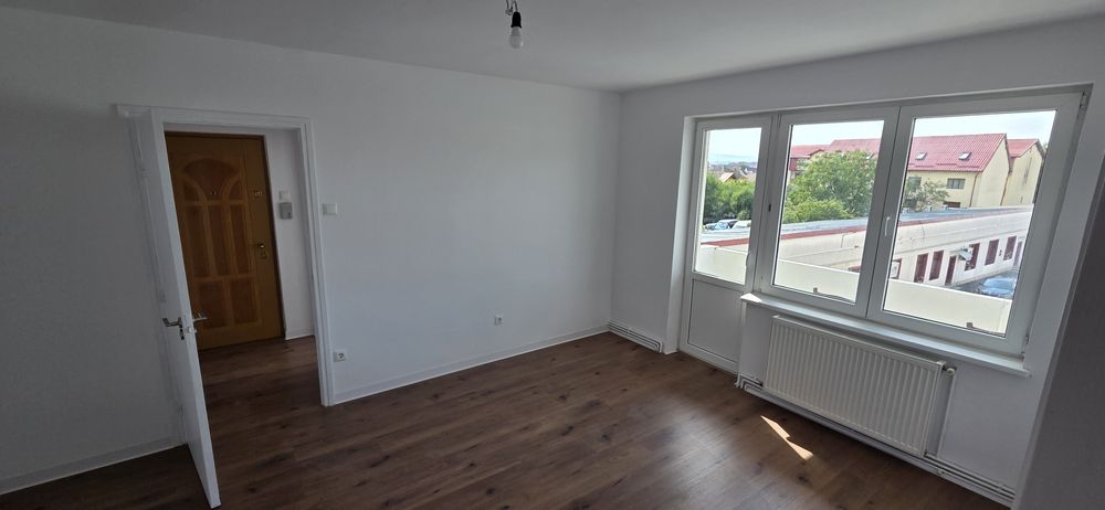 Propietar, vând apartament renovat, etaj 2, zona Terezian, str. Lungă