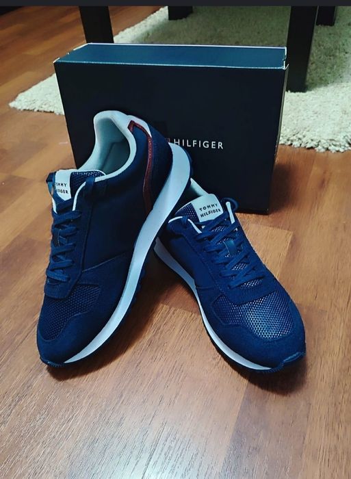 Tommy Hilfiger nr 41(26 cm) noi