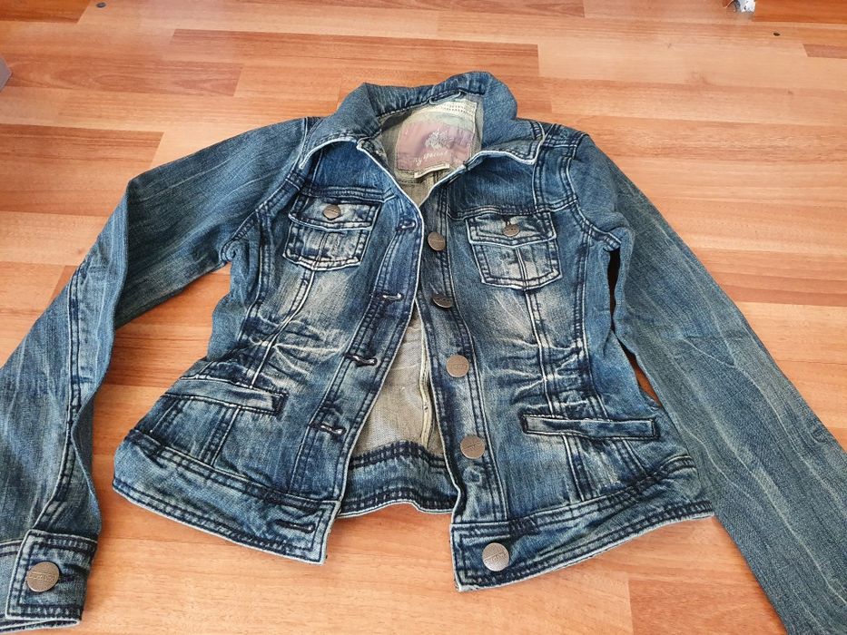 Vând cămăși  și  geci de blugi