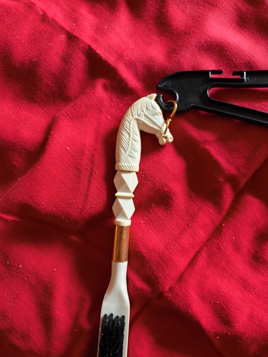 Продавам комплект четка за дрехи и обувалка