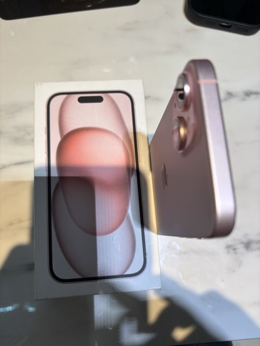 Vand Iphone 15 Pink de 128gb stare buna vine complet