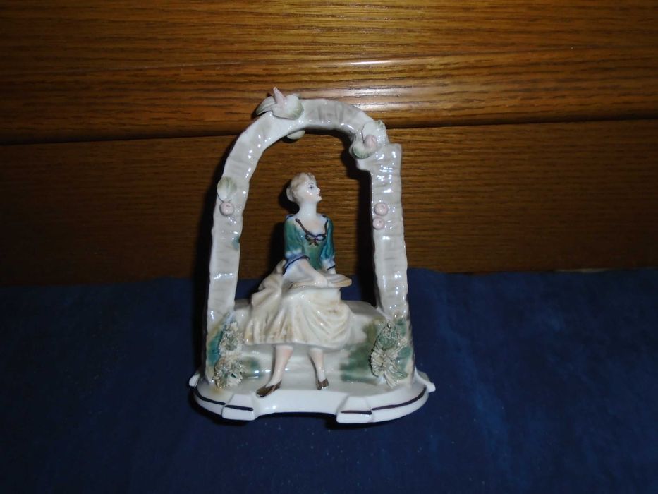 Bibelouri din portelan cu trandafiri, cosulete, doamne