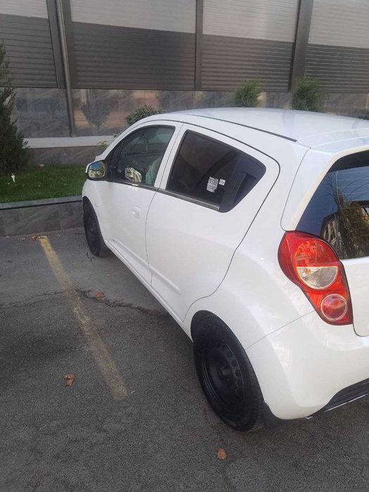 Mashina sotiladi Spark