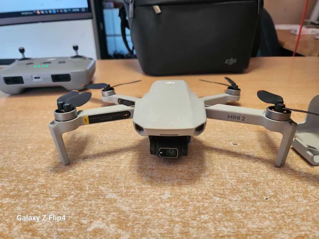 Dronă DJI Mini 2 - Fly More Combo