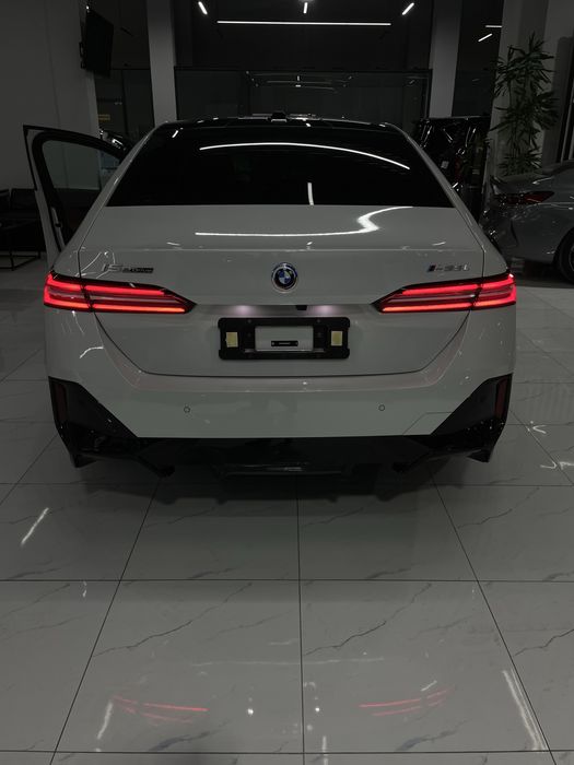 BMW i5 M-sport luxury полный