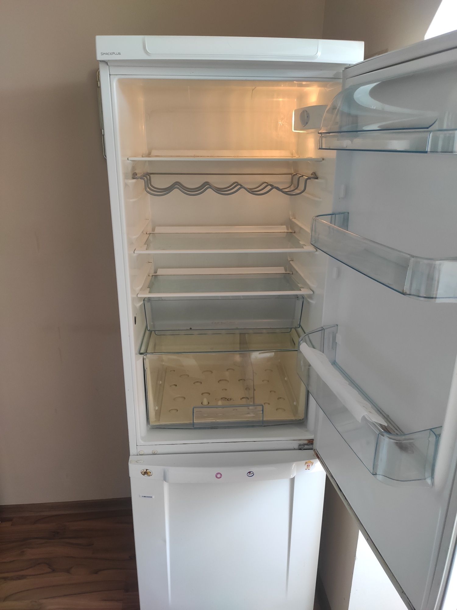 Продавам хладилник electrolux