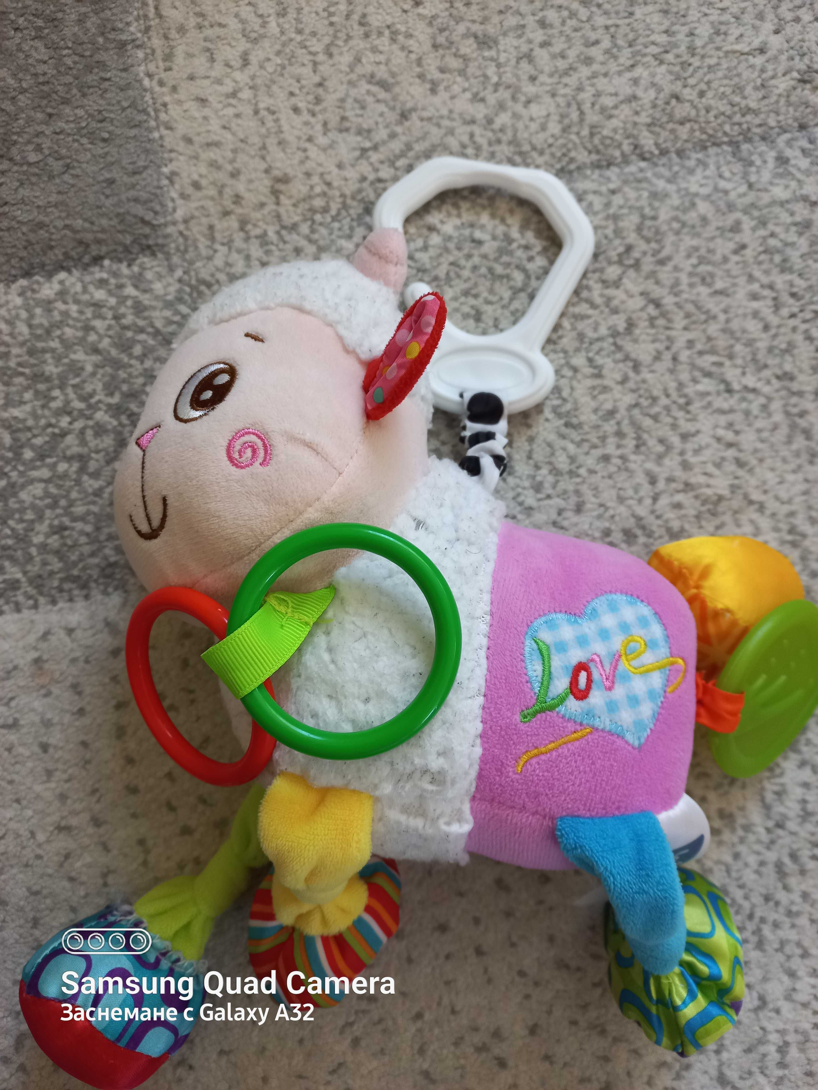 Кашон с бебешки играчки