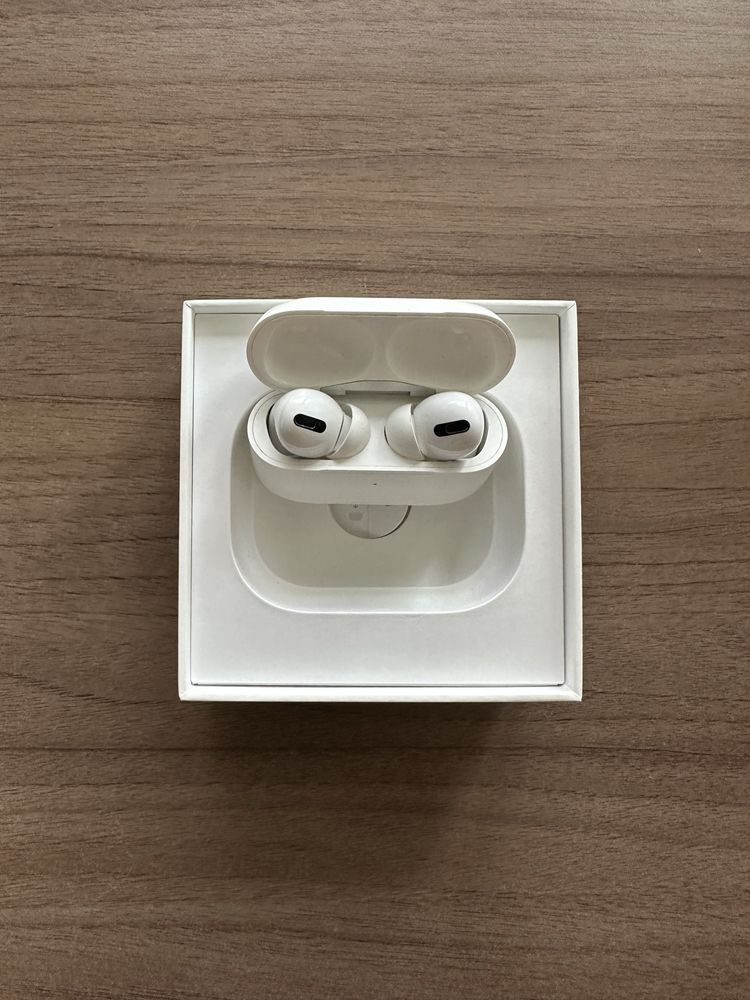 AirPods Pro с безжичен заряден калъф
