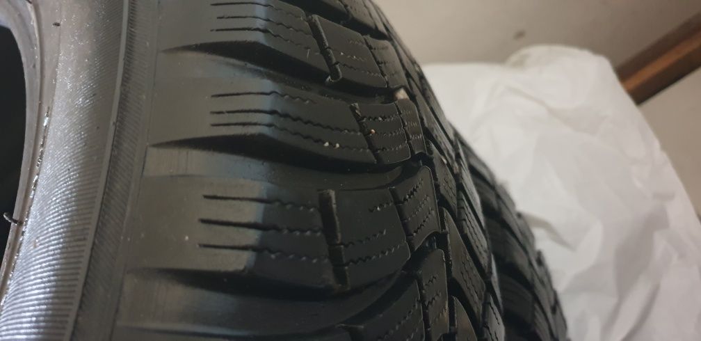 Зимни гуми 215/65 R16 - перфектни за сняг и черен път  4бр.